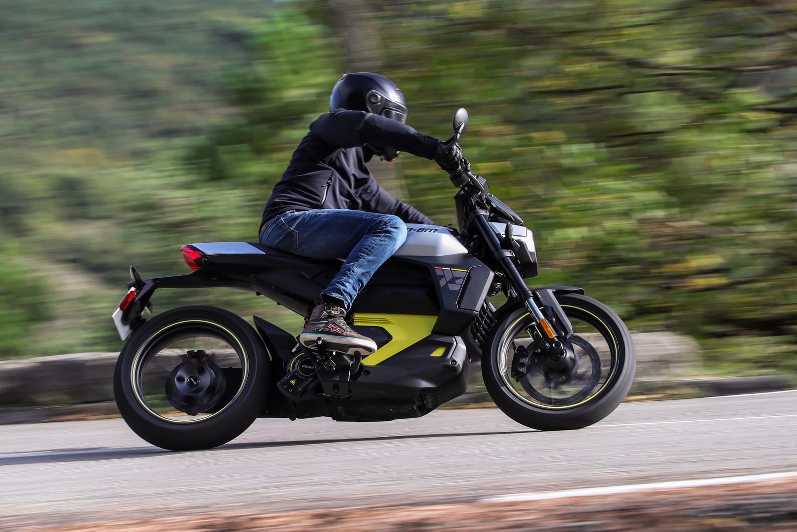Can-Am Pulse de dos ruedas en carretera